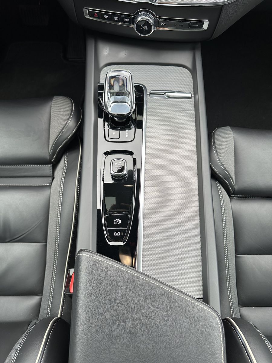 Fahrzeugabbildung Volvo XC60 T6 Plus Dark AT AWD NAV+LED+ACC+360°+PANO