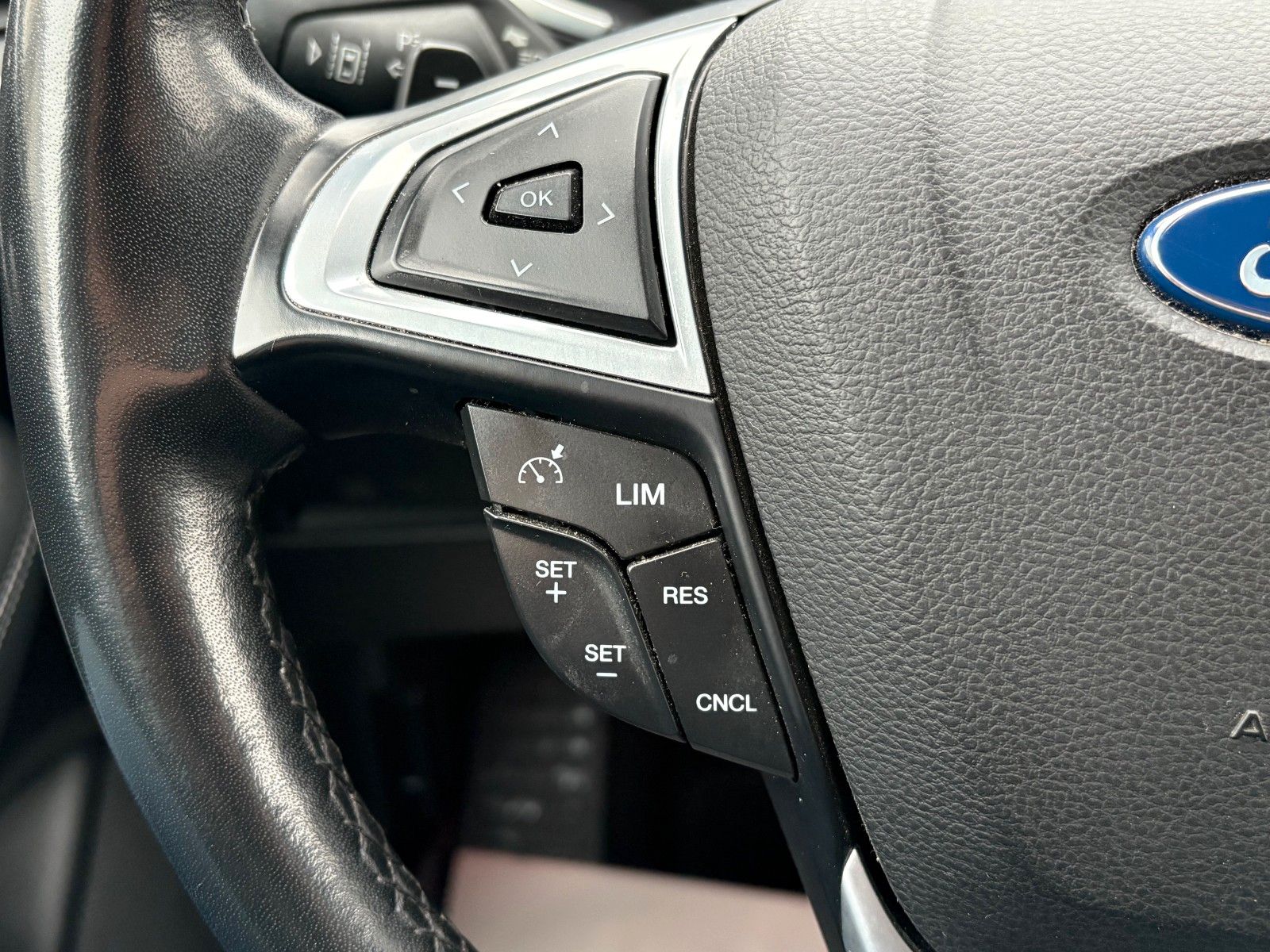 Fahrzeugabbildung Ford S-MAX 2.0 TITANIUM Aut. Navi LED 7-SITZER SPORTS