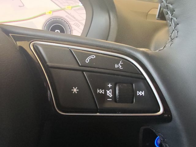 Q2 35 1.5 TFSI advanced S-tronic SHZ AHK LED