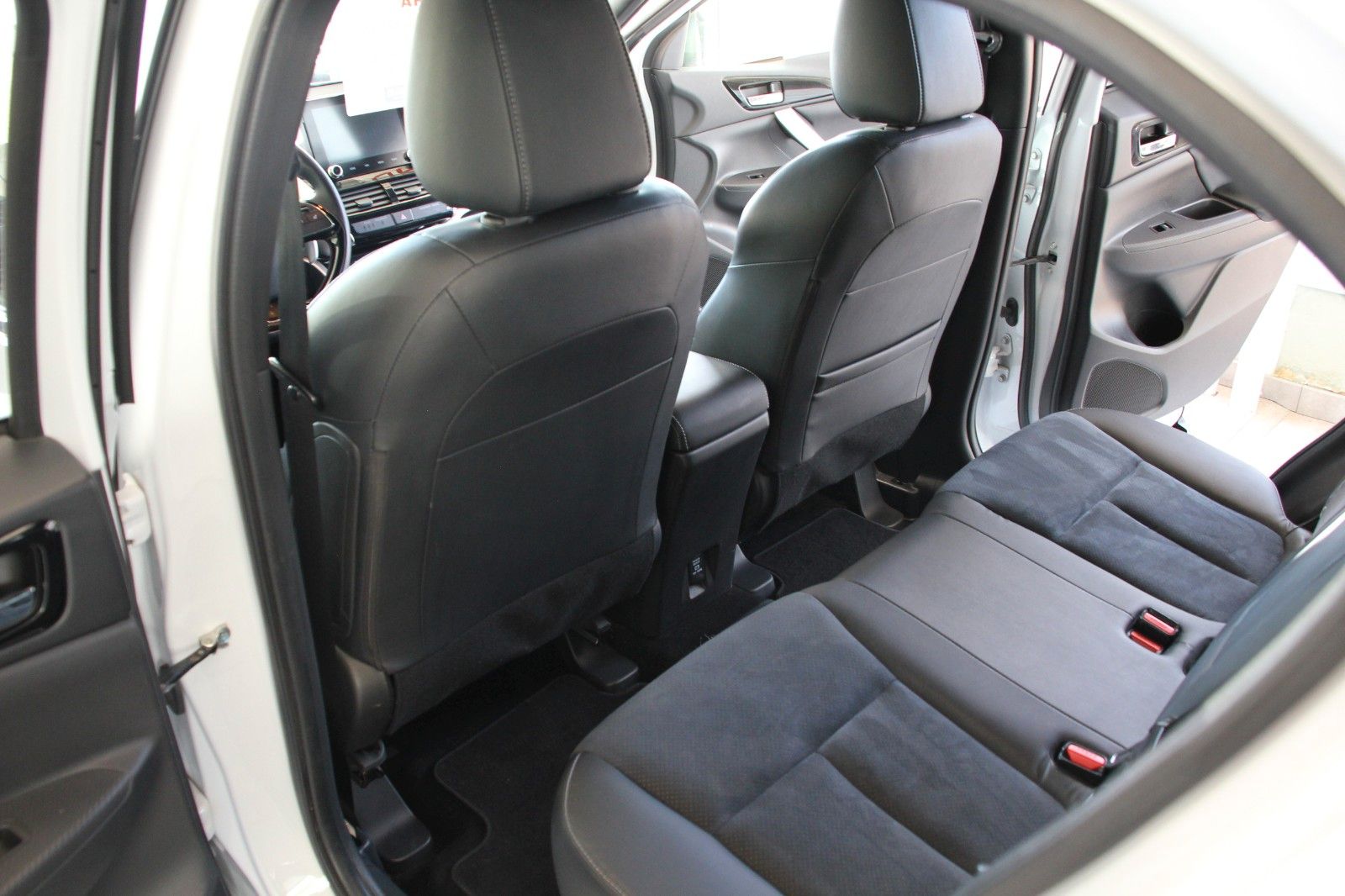 Fahrzeugabbildung Mitsubishi Eclipse Cross Plus Hybrid 4WD