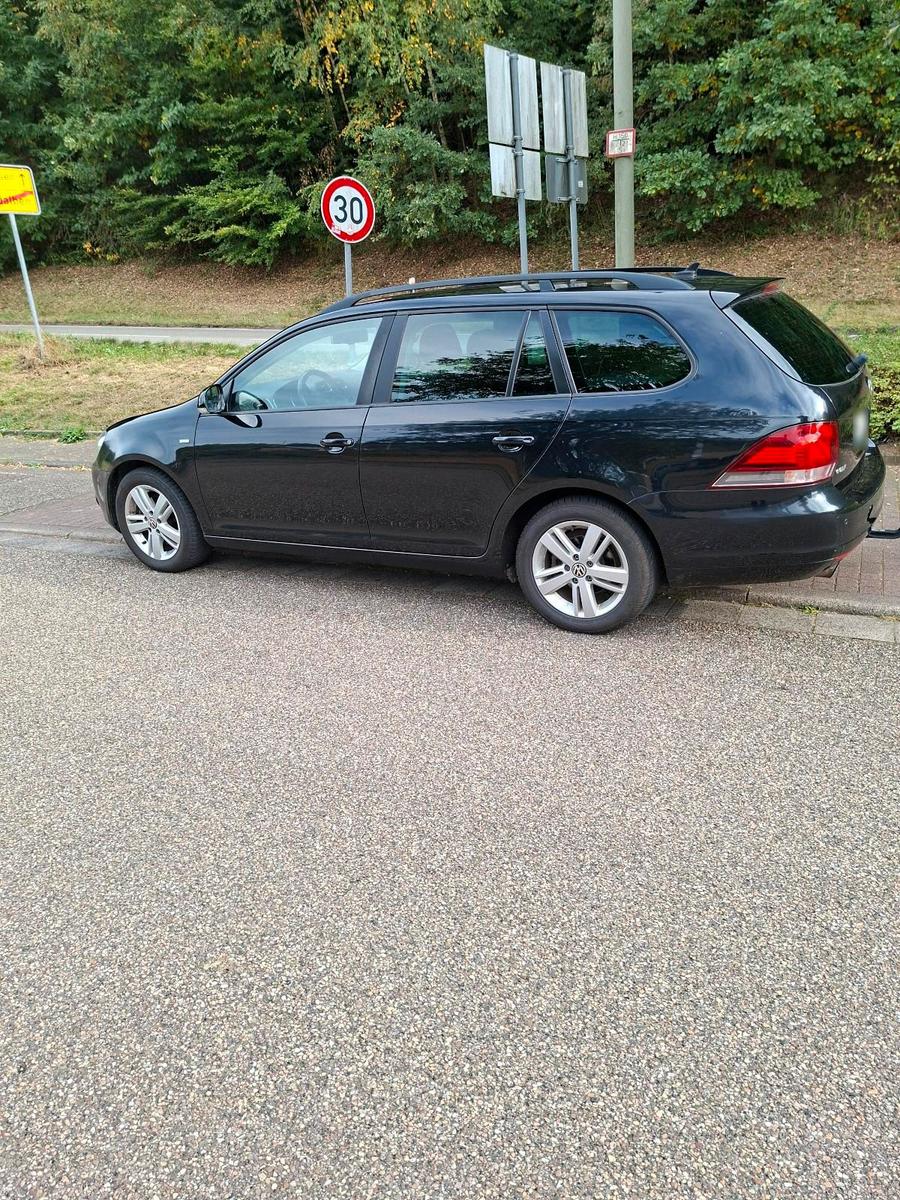 Volkswagen Golf 2012 — rear view