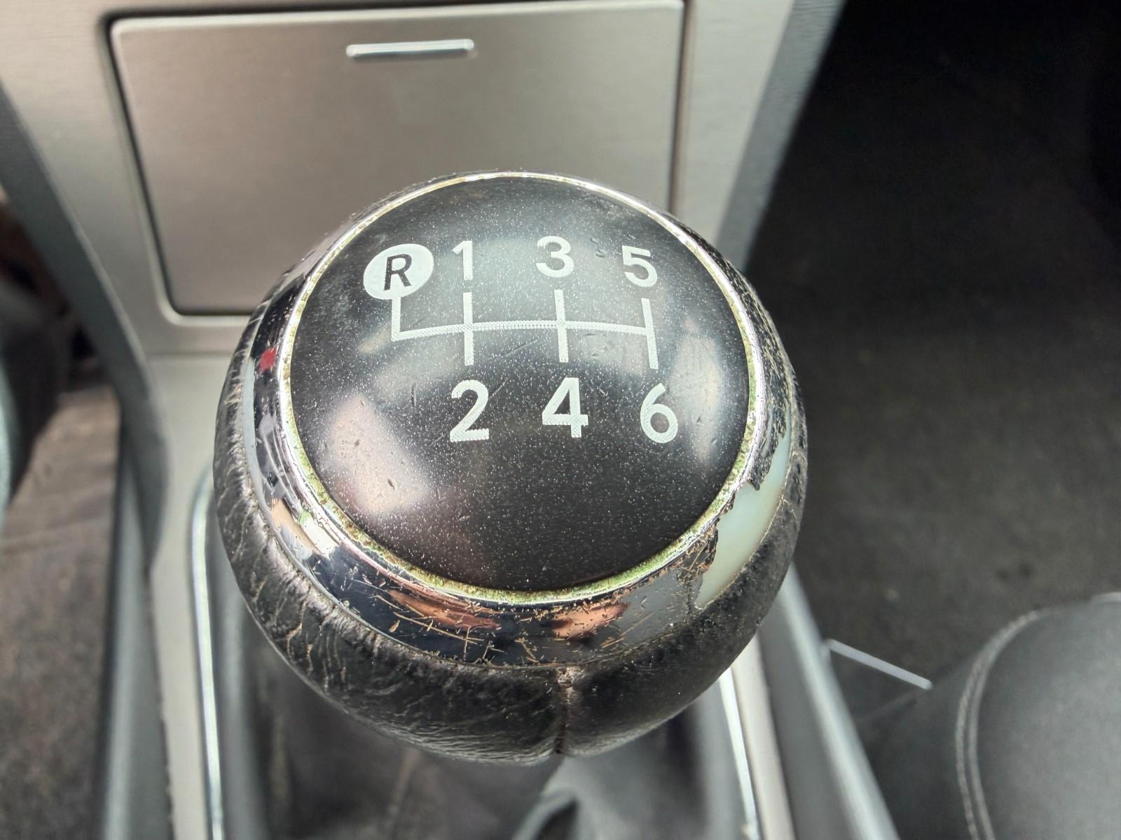 Toyota Avensis 2011 — photo 12