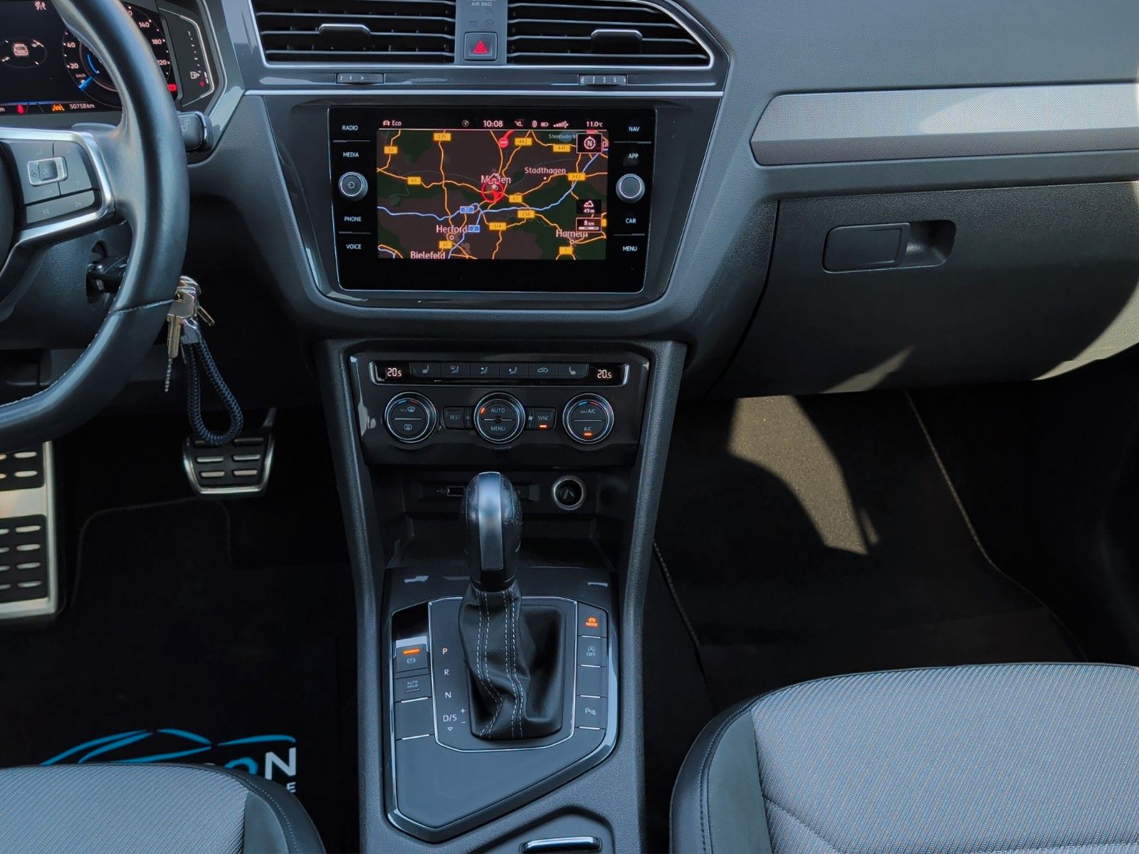 Fahrzeugabbildung Volkswagen TIGUAN 2.0 TDI R-LINE BLACKSTYLE HUD 19" AHK KAM
