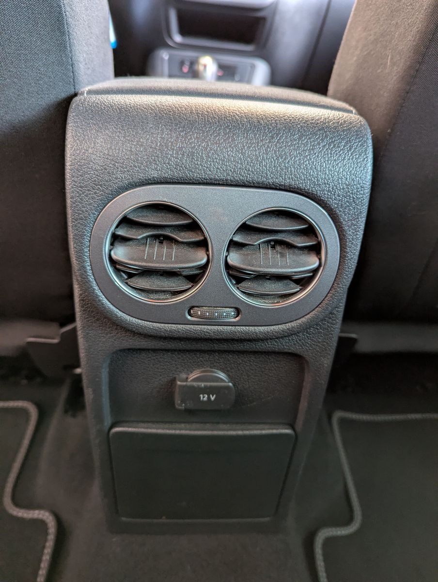 Fahrzeugabbildung Volkswagen Tiguan 1.4 TSI DSG Lounge DYNAUDIO AHK Kamera