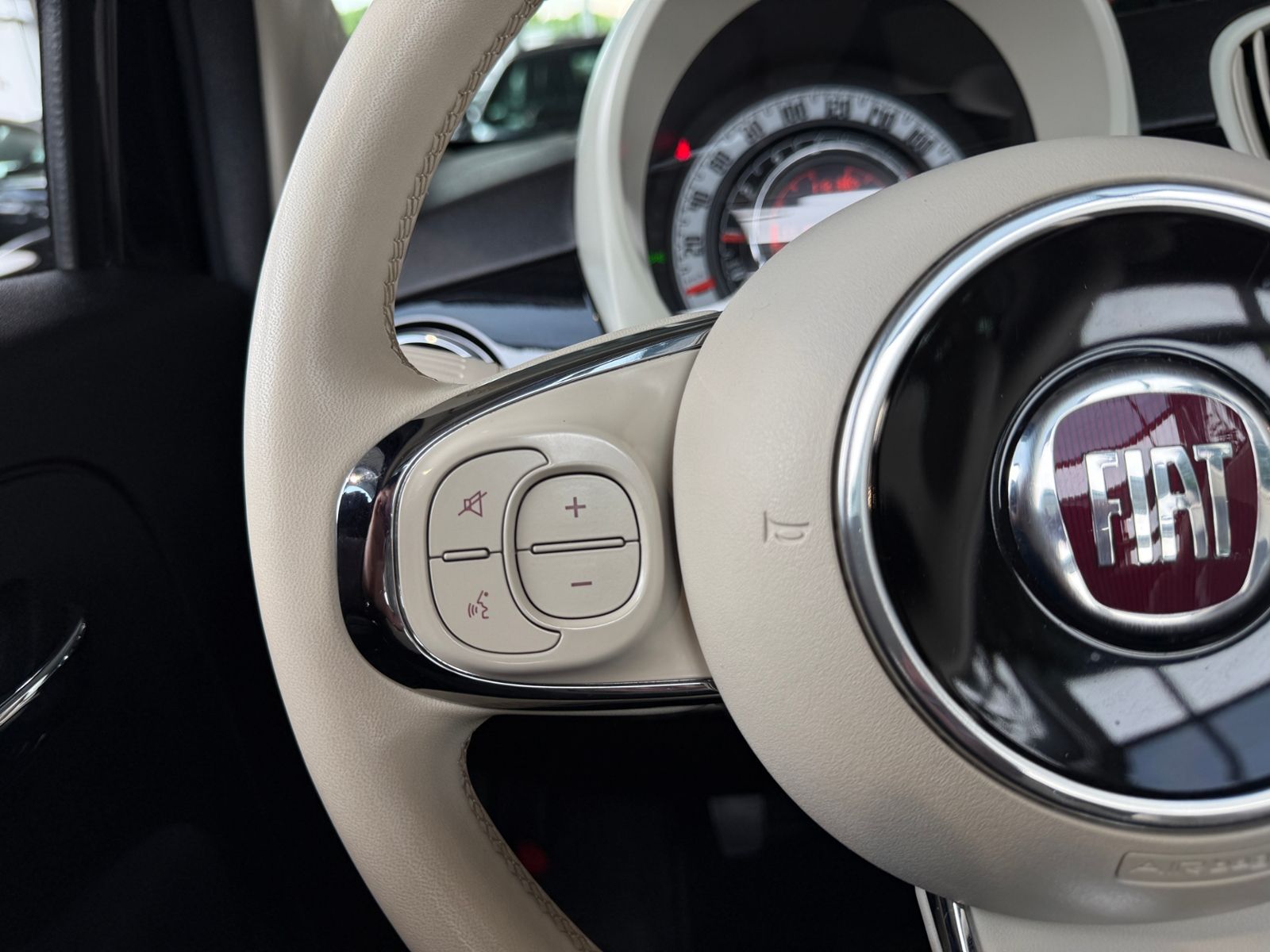 Fahrzeugabbildung Fiat 500C Lounge NAVI PDC ALU