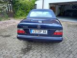 Mercedes-Benz E 220  - Mercedes-Benz E 220 mit Benzin-Antrieb