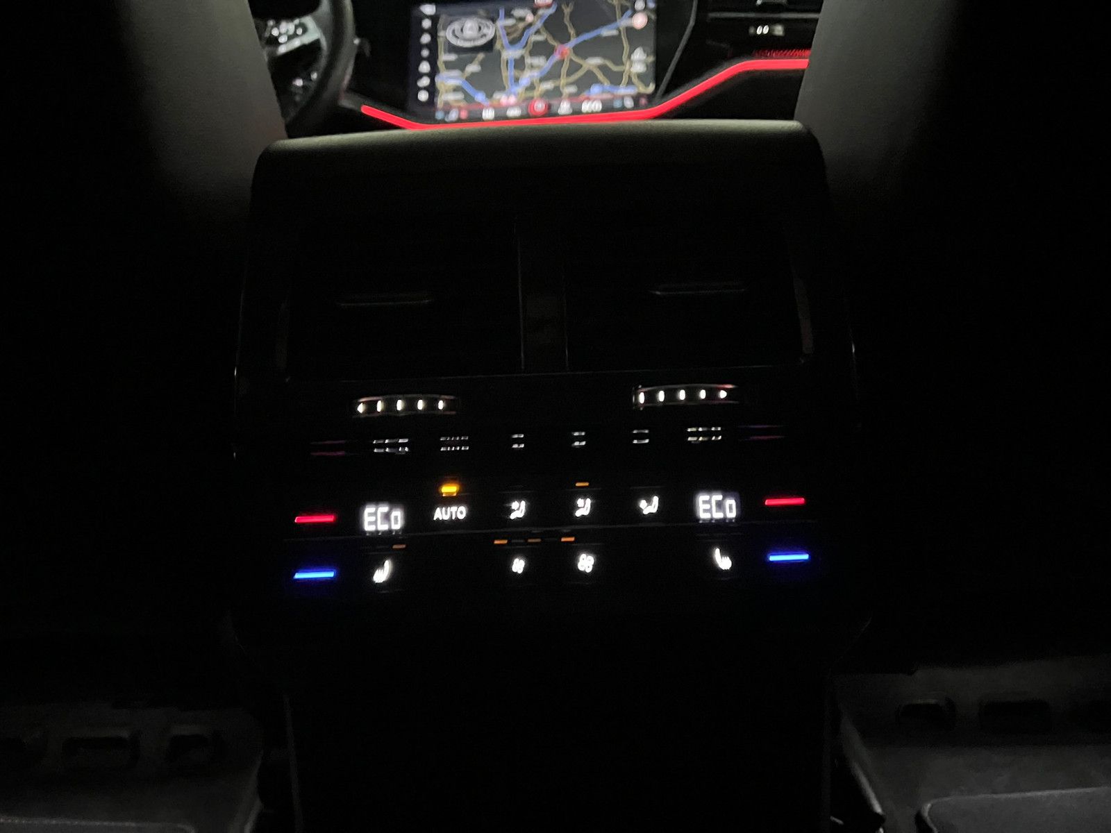 Fahrzeugabbildung Volkswagen Touareg R-LINE 4Motion/MASSAGE/ACC/AHK/INNOVIS.