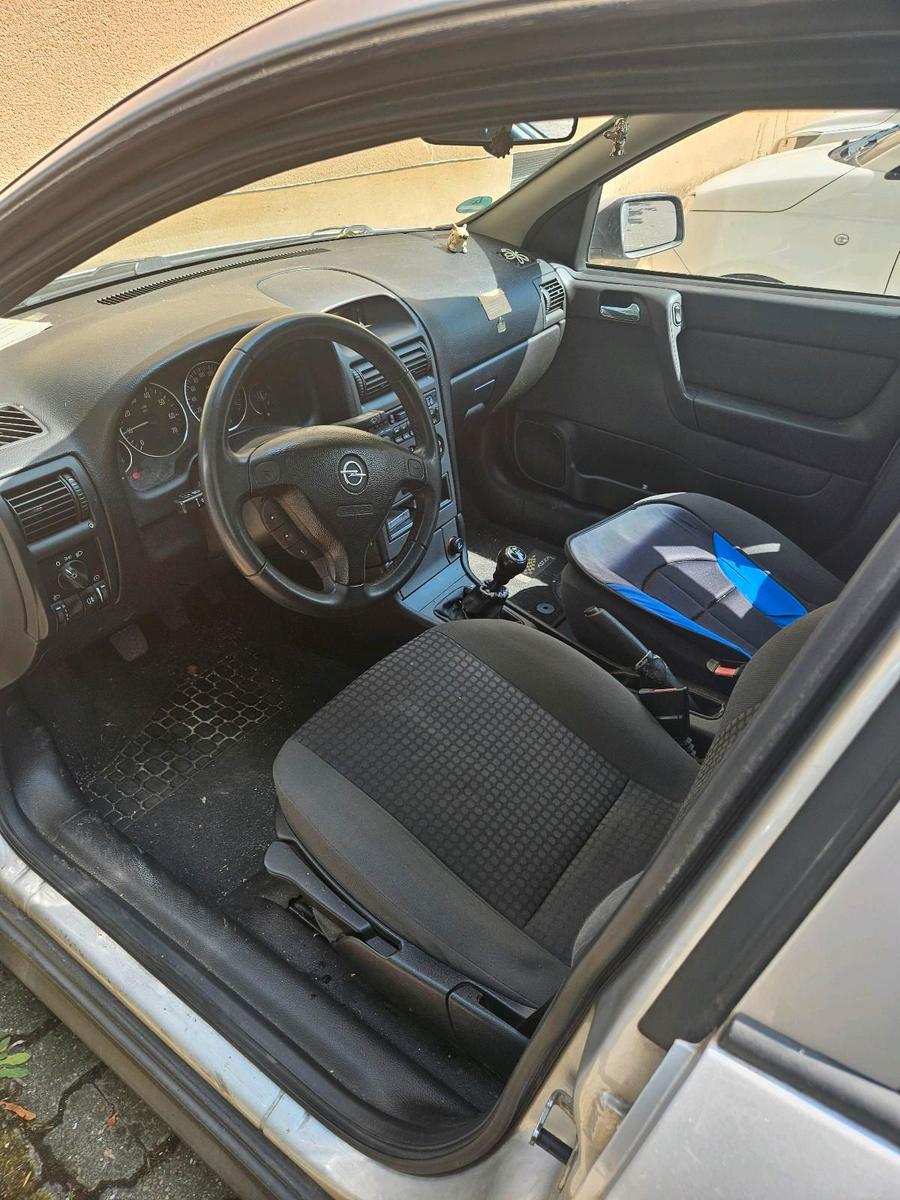 Opel Astra 2004 — rear view