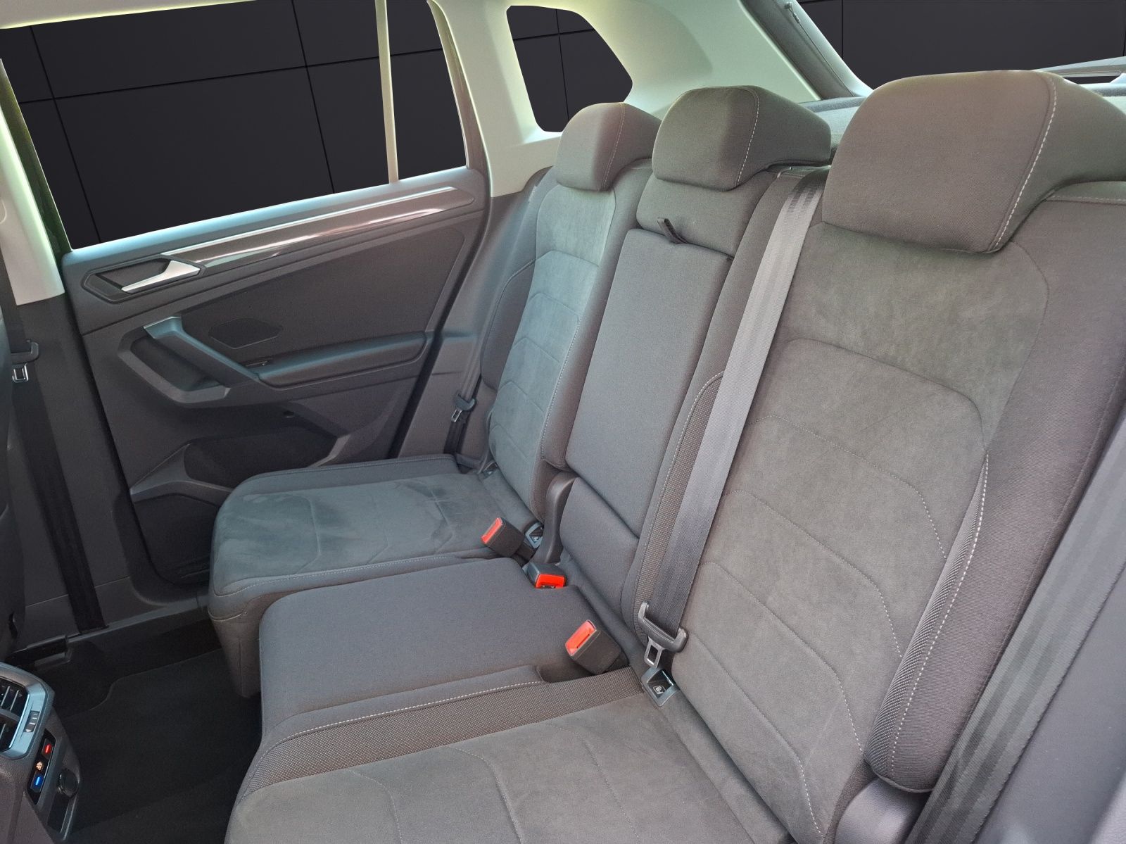 Fahrzeugabbildung Volkswagen Tiguan TDI Elegance 4M STH Matrix AHK Navi AID A