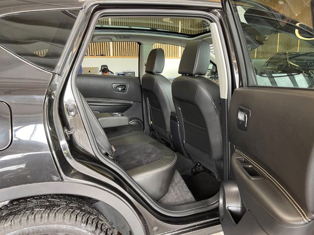 Nissan Qashqai 360 4X4 *PANORAMA*NAVI*TEILLEDER*