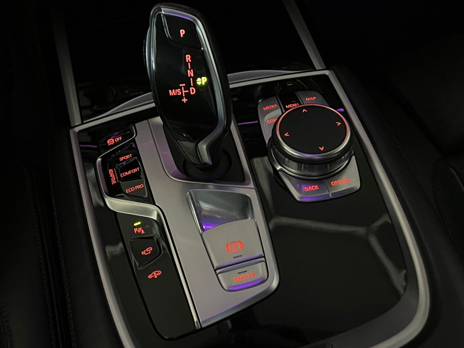 Fahrzeugabbildung BMW 750 d xDrive M SPORT/LASER/TOP VIEW/MASSAGE/19%