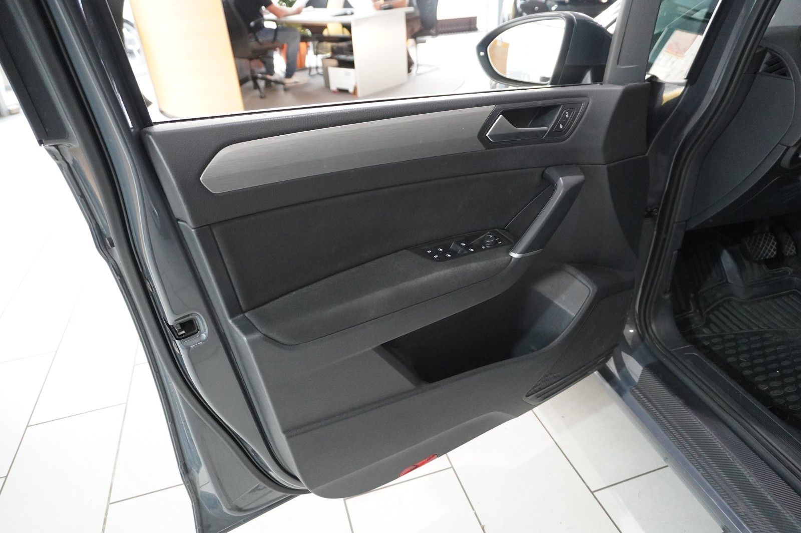 Fahrzeugabbildung Volkswagen Touran 1.5 TSI COMFORTL. DSG 7-SITZE NAVI/SH/DAB