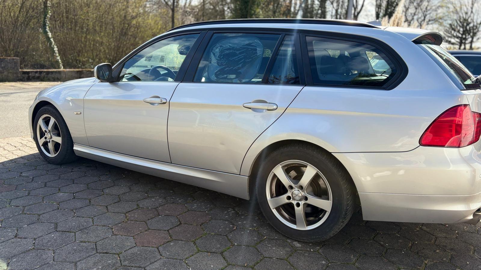 BMW 318 2011 — interior