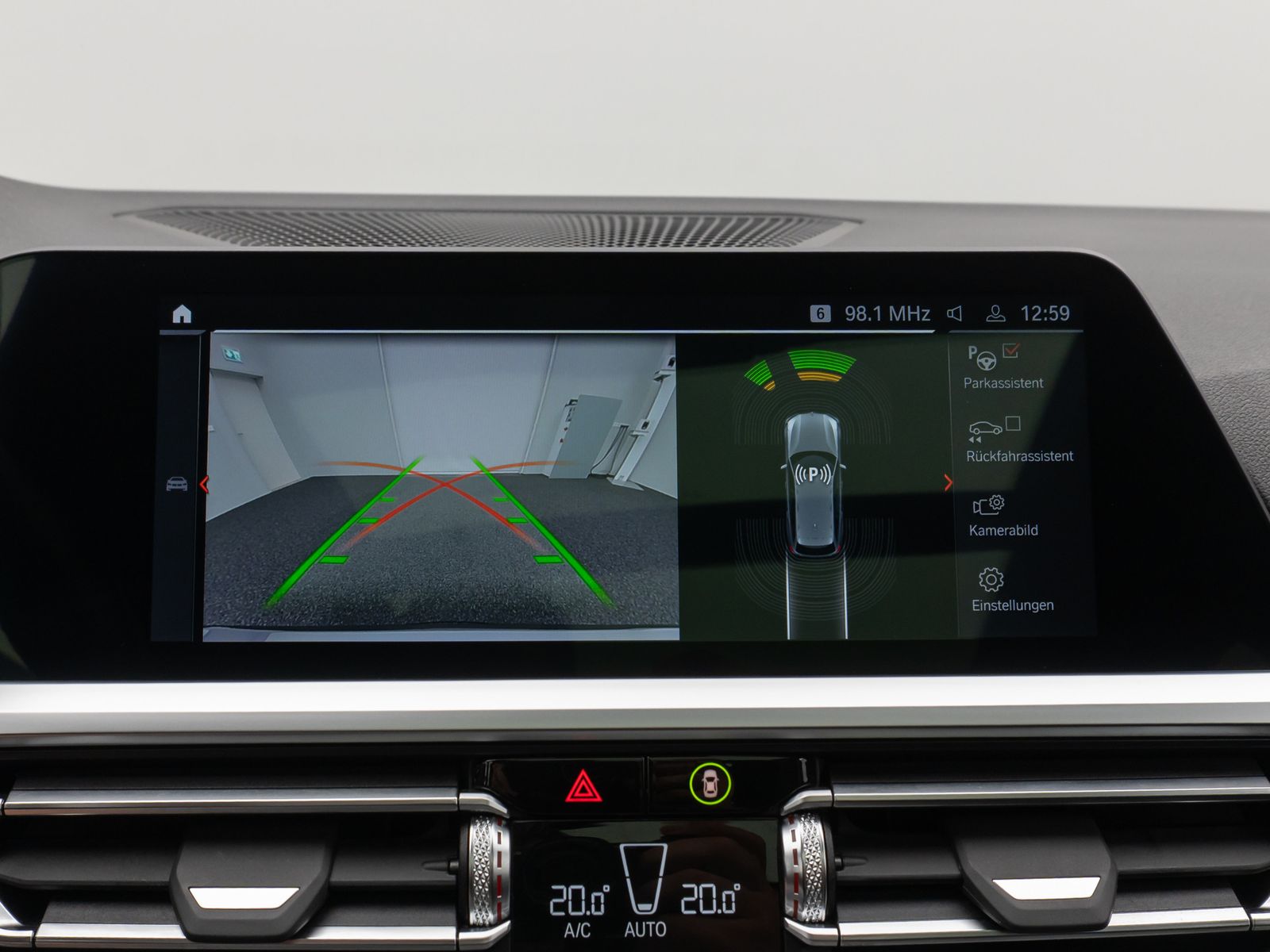 Fahrzeugabbildung BMW 330i M Sport Panorama Kamera DAB HiFi Komfort