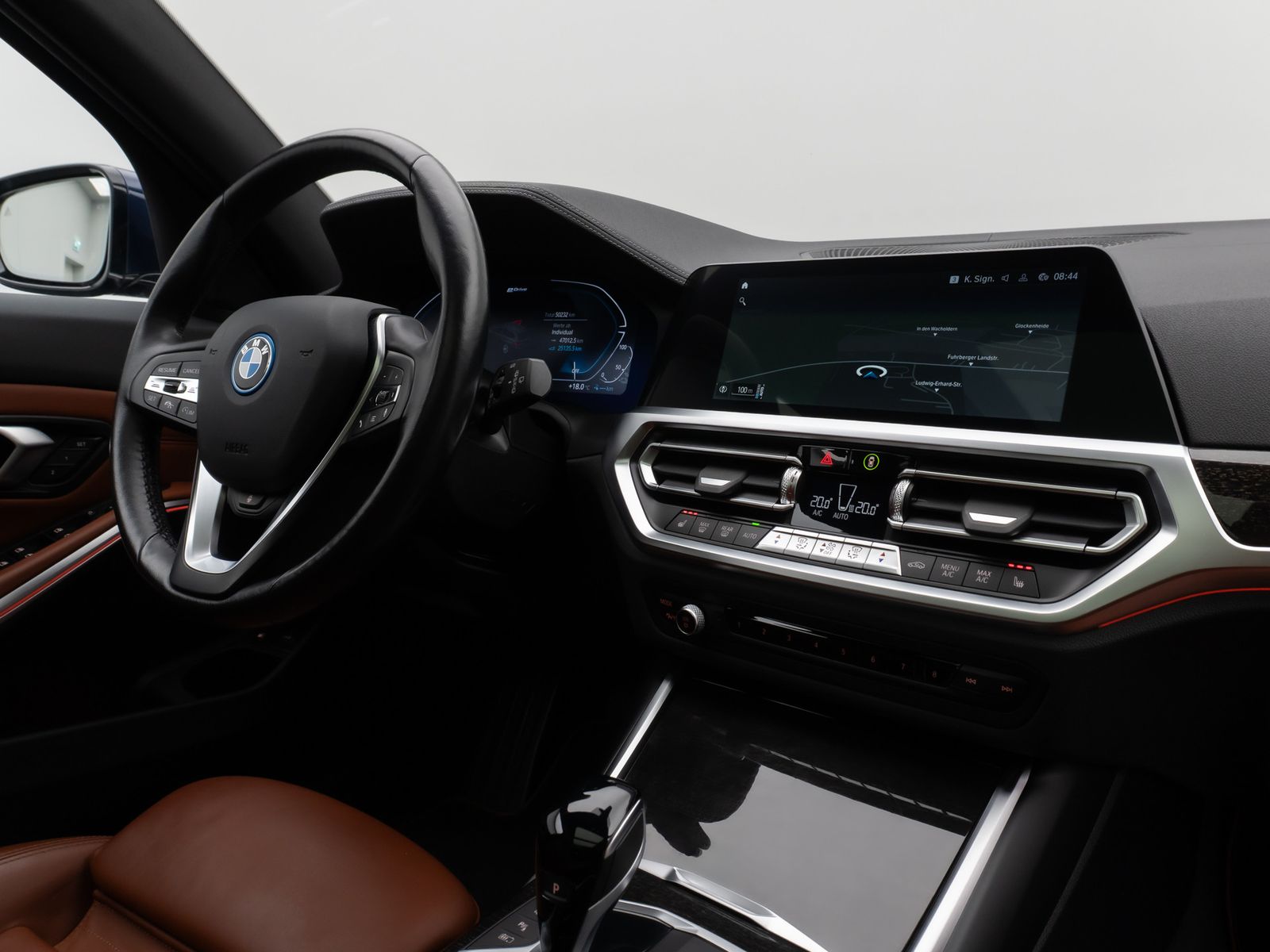 Fahrzeugabbildung BMW 330e xD Luxury Line Panorama HUD Individual Voll