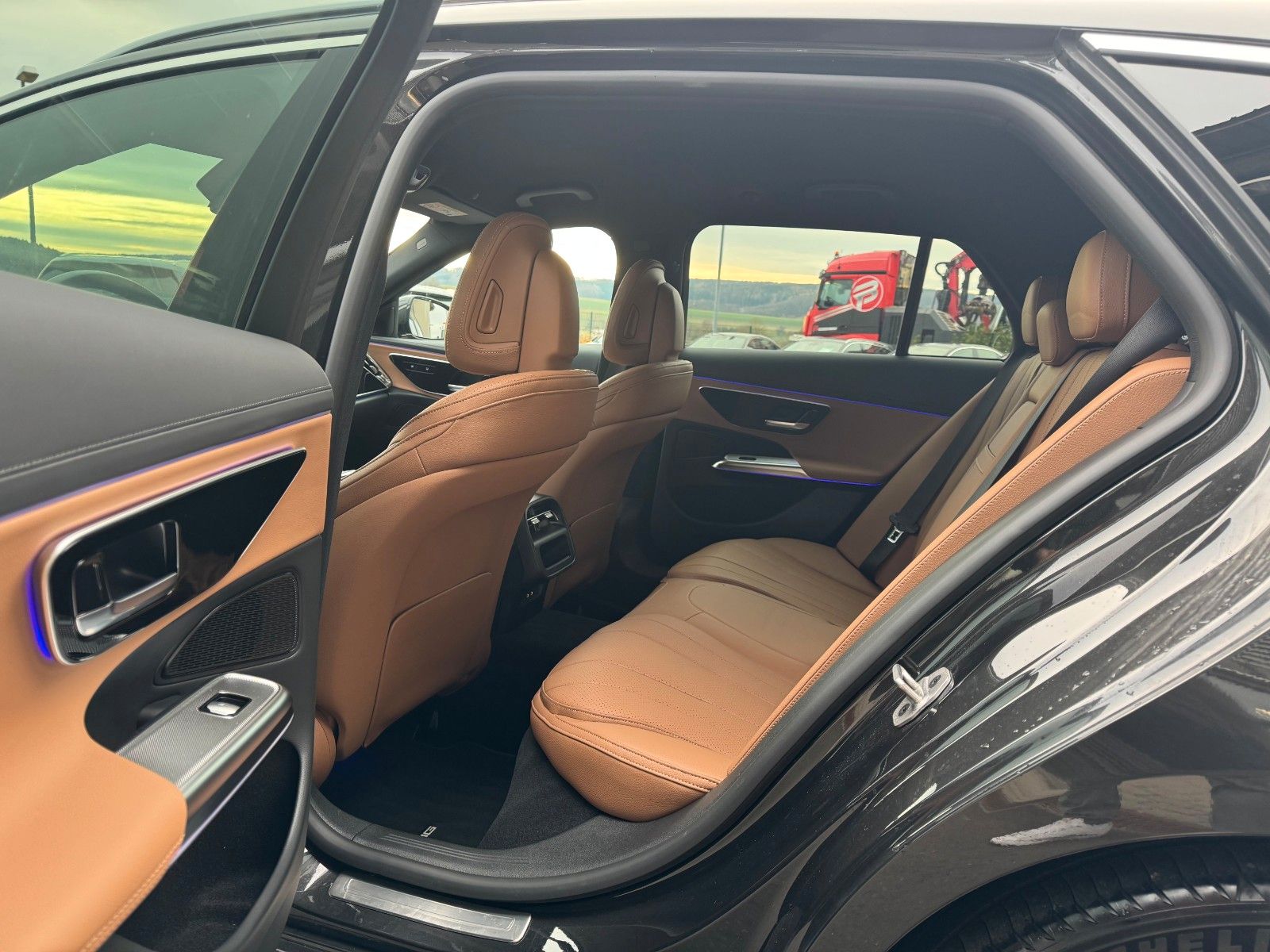 Fahrzeugabbildung Mercedes-Benz E 220d T AMG+Hyperscreen+Leder+AHK+DistrPro+STH