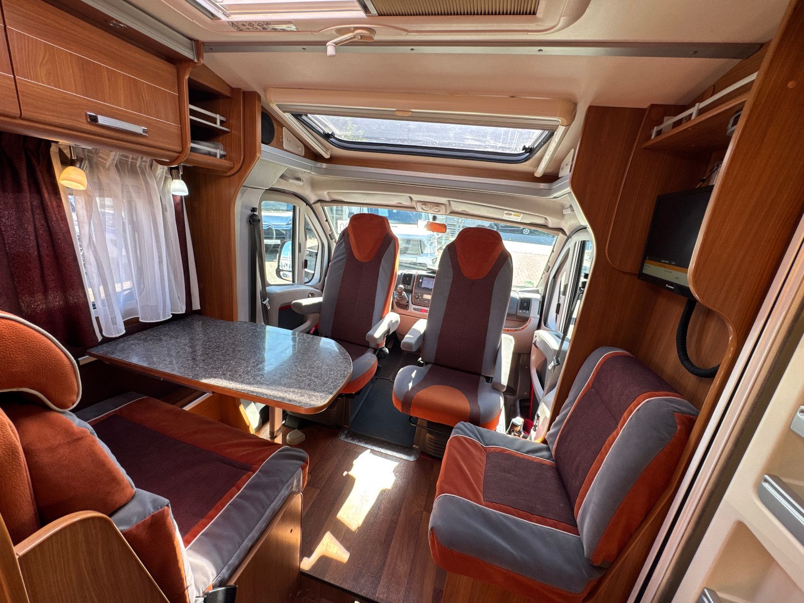 Fahrzeugabbildung Dethleffs GLOBEBUS T 004 FIAT KAMERA SAT TV LUFTFEDERUNG