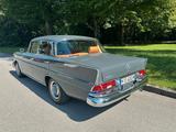 Mercedes-Benz 220 - Mercedes-Benz 220 mit Benzin-Antrieb: Limousine