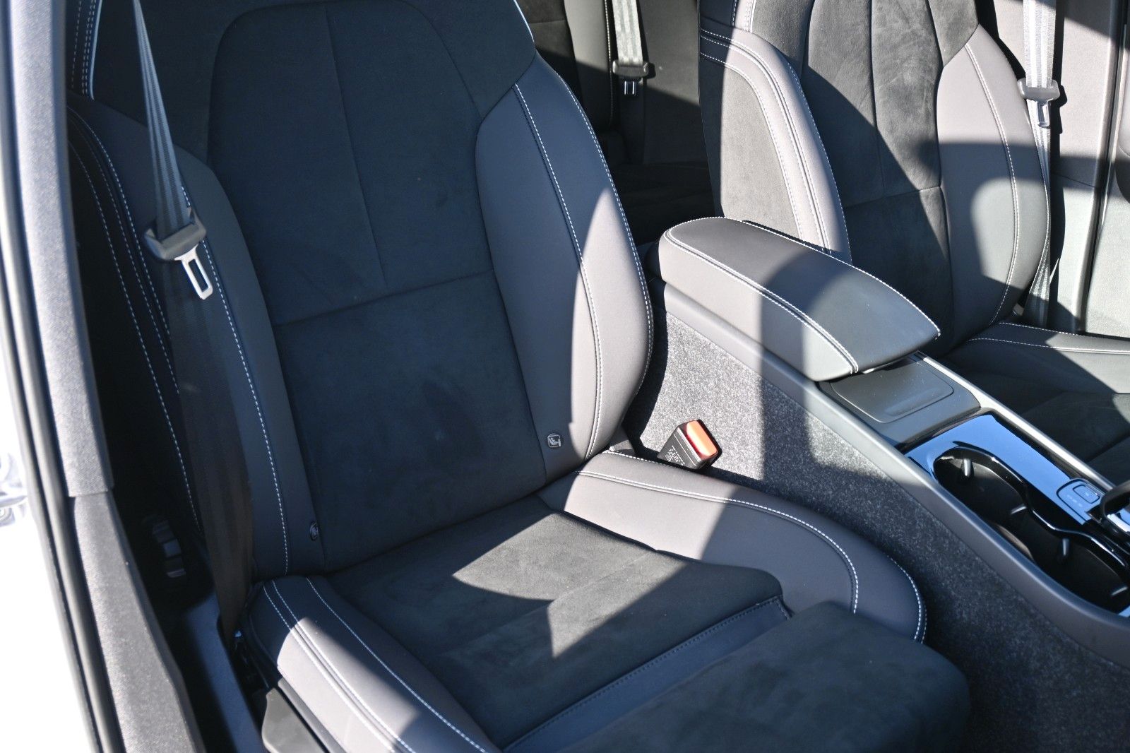 Fahrzeugabbildung Volvo C40 Recharge Pure Electric Plus *LED*STHZ*BLIS