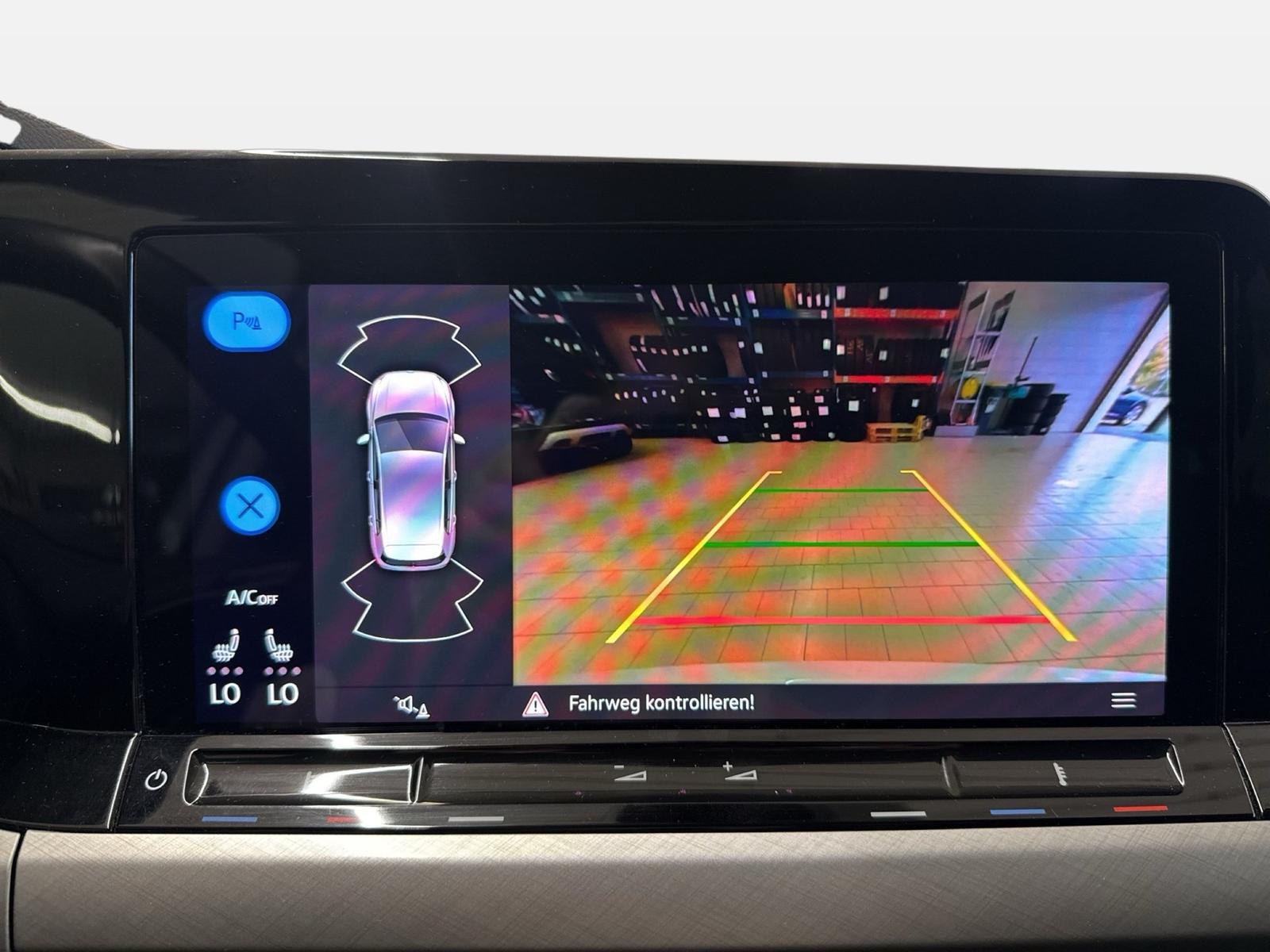 Volkswagen Golf VIII 1.5TSI Life CarPlay h/k AHK Standhzg