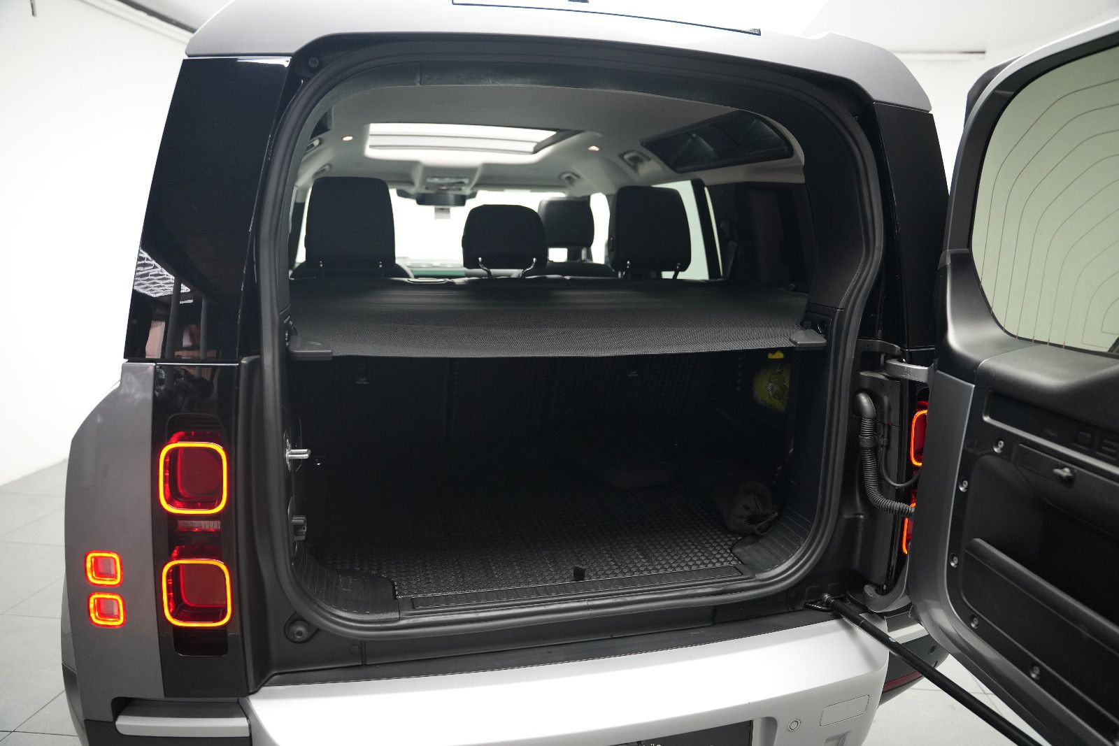 Fahrzeugabbildung Land Rover Defender 110 SE*Panorama*Meridian*360°KAM*Memory