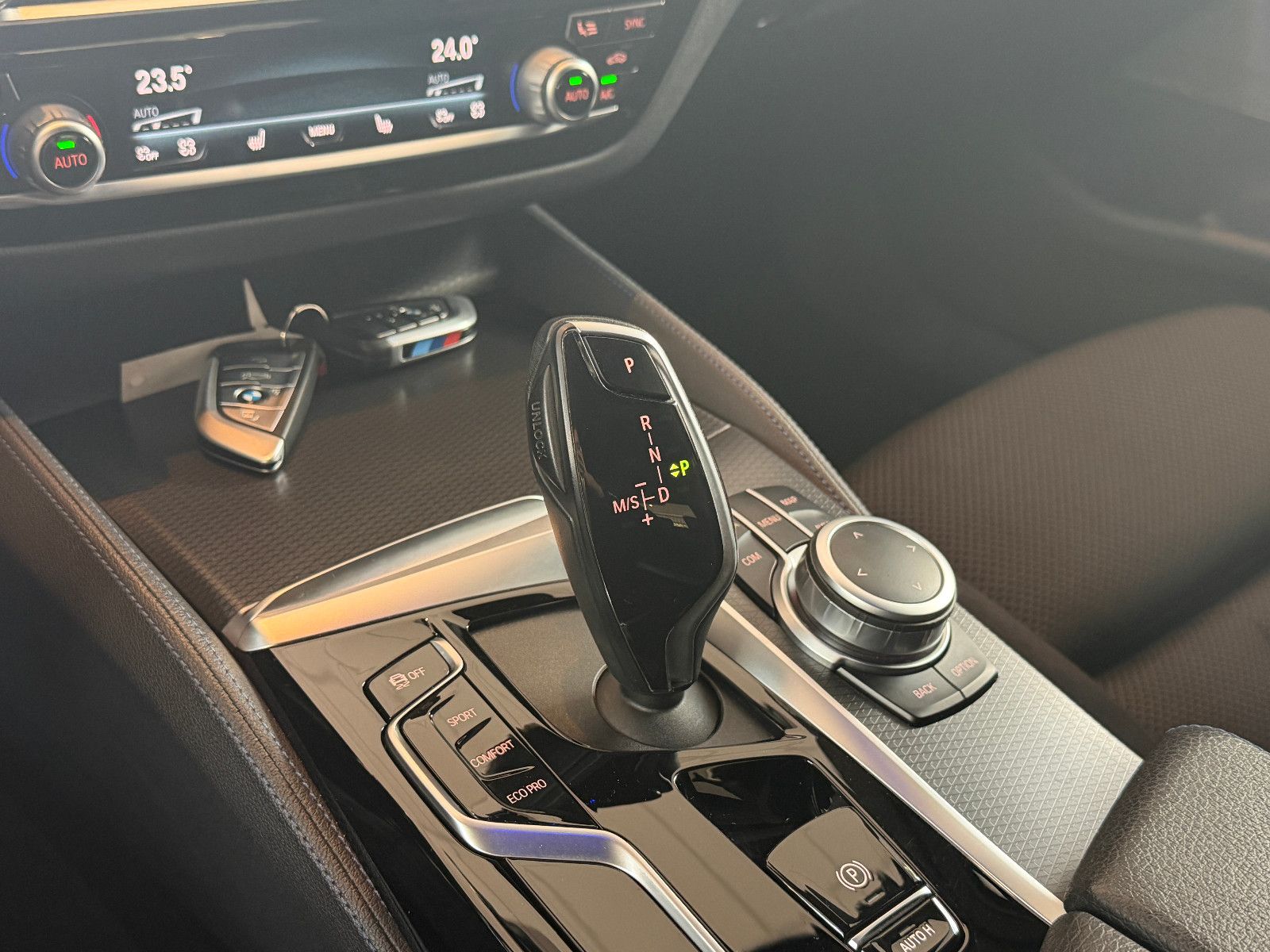 Fahrzeugabbildung BMW 530 d XDriveM Sport/M-PAKET/HARMAN-KARDON/AMBIE