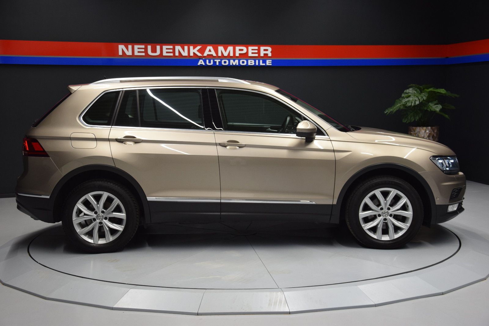 Fahrzeugabbildung Volkswagen Tiguan Highline 4Motion AHK el.Heckklappe ACC