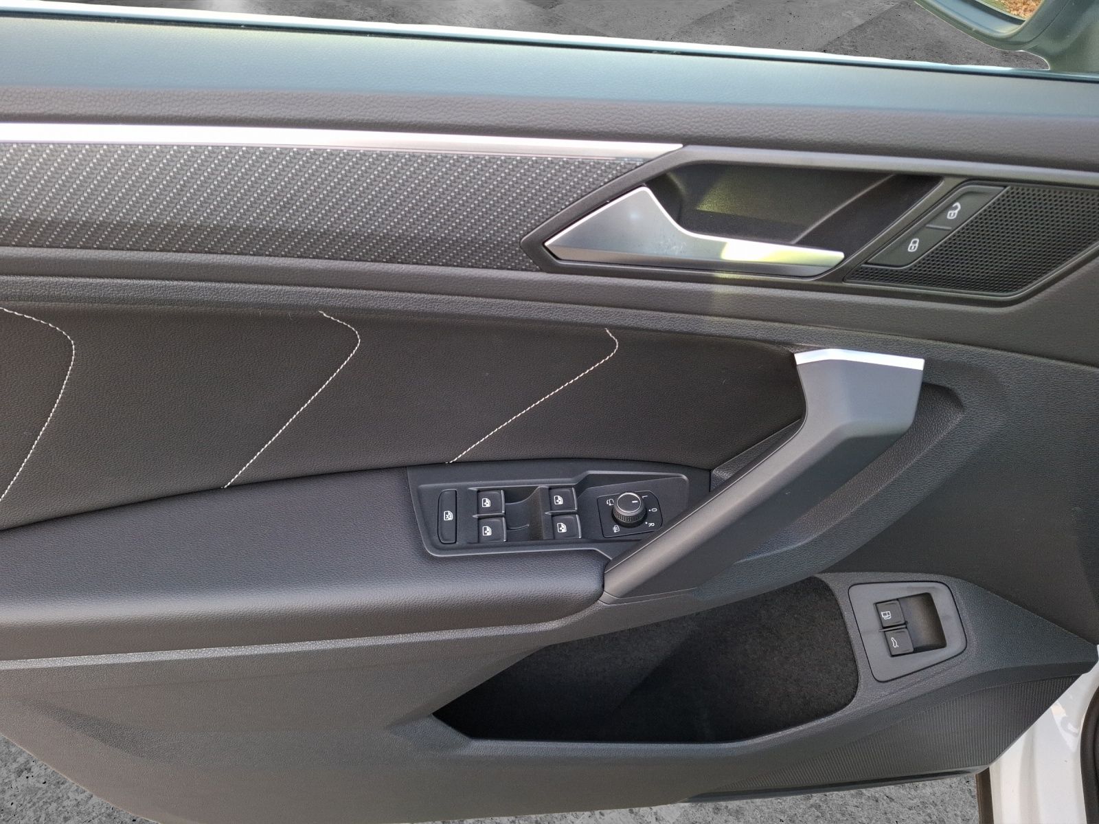 Fahrzeugabbildung Volkswagen Tiguan eHybrid R-Line DSG Matrix AHK Navi Pano A