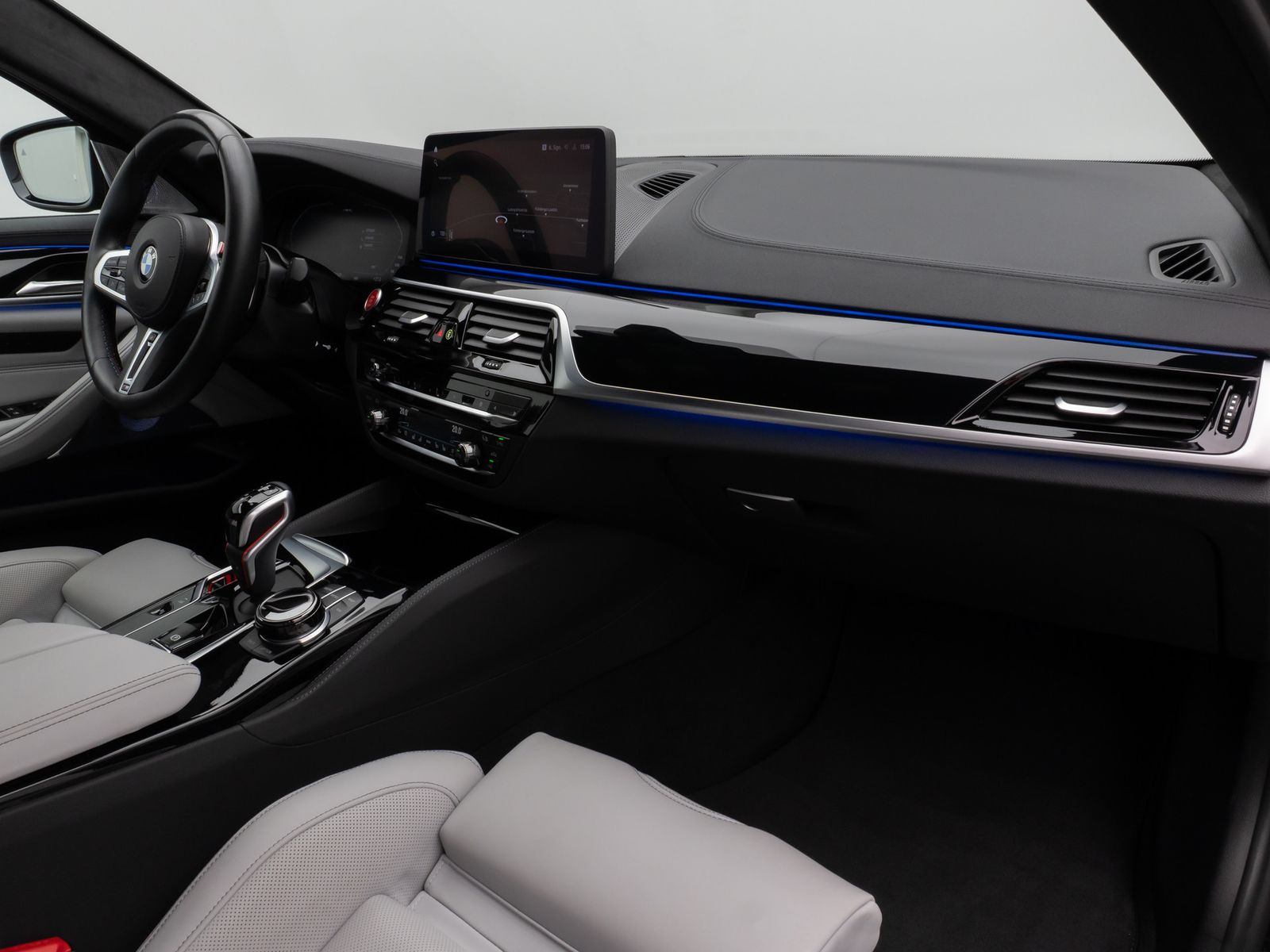 Fahrzeugabbildung BMW M5 Competition xD Kamera HUD DAB B&W SoftCL 20"