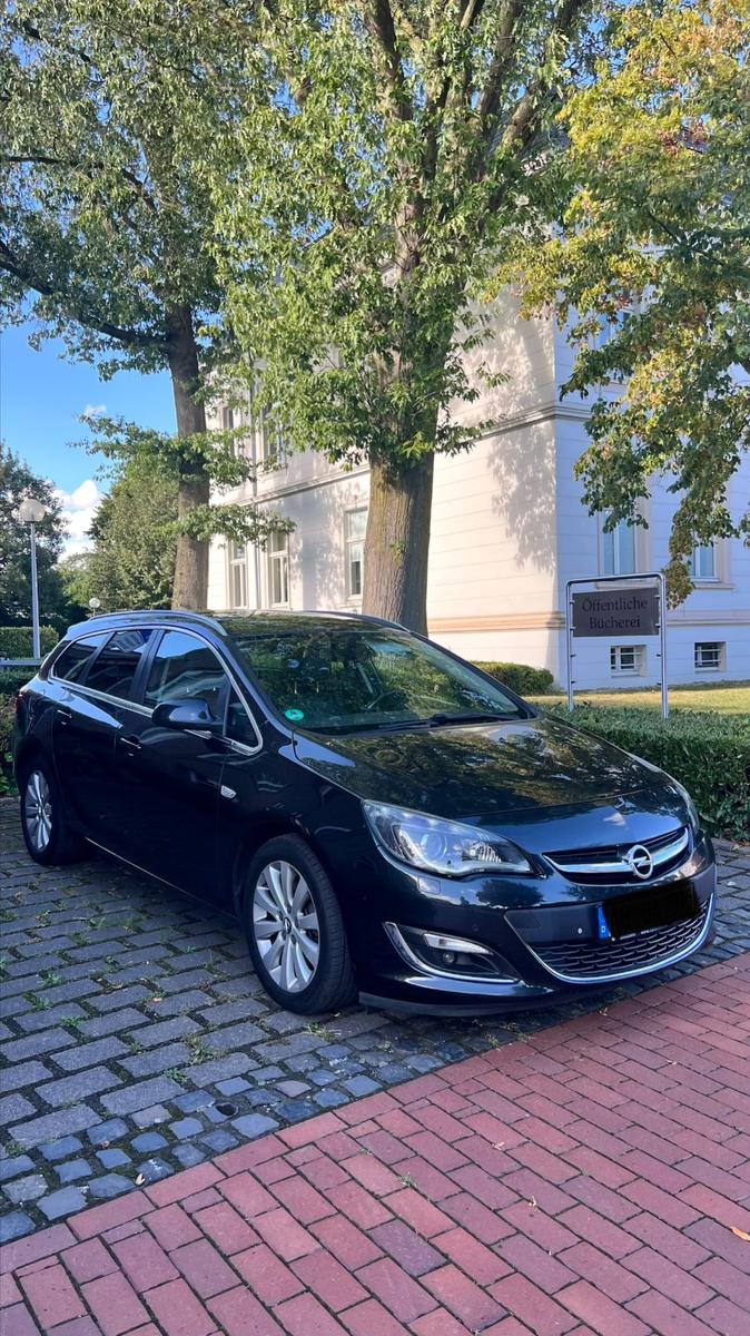 Opel Astra 2014 — rear view