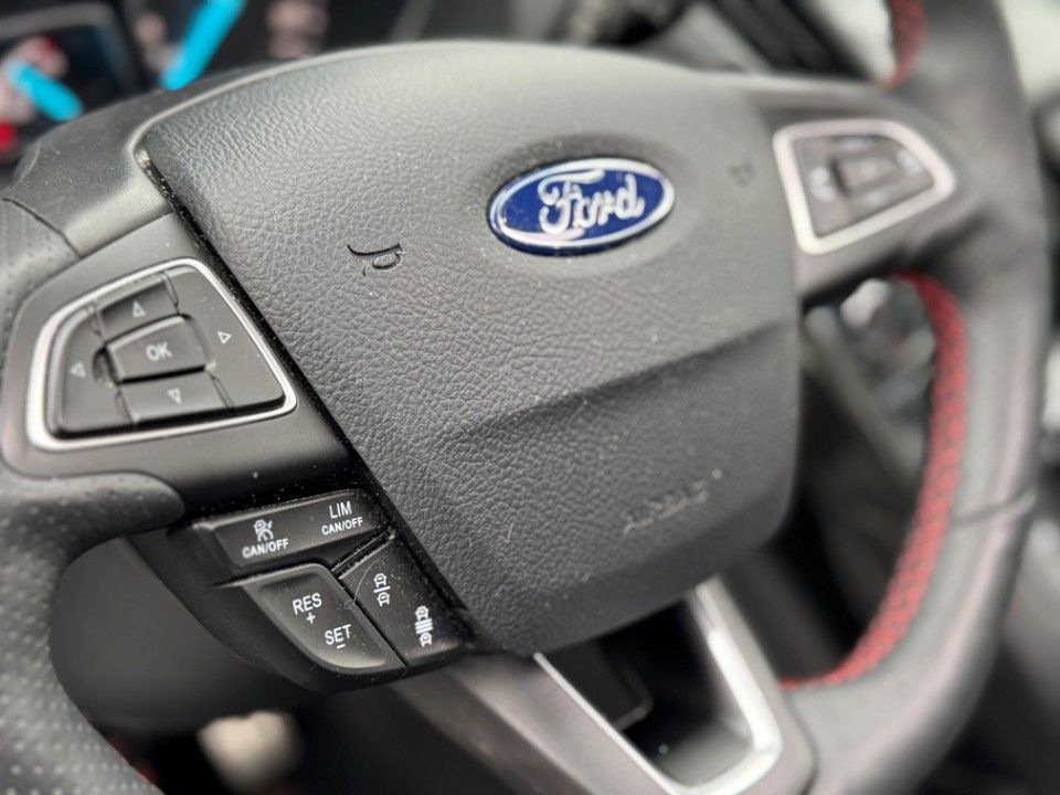 Fahrzeugabbildung Ford Kuga 2.0 ST-Line Pano Navi Teilleder 4x4