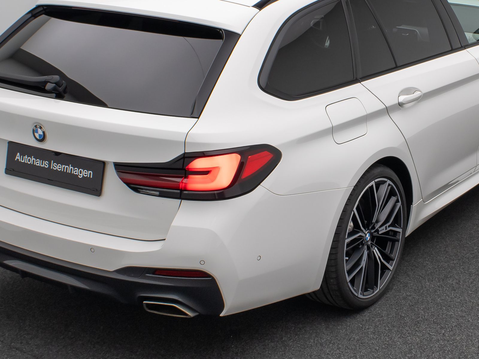 Fahrzeugabbildung BMW 530d xD M Sport Panorama Kamera Laser HUD HiFi