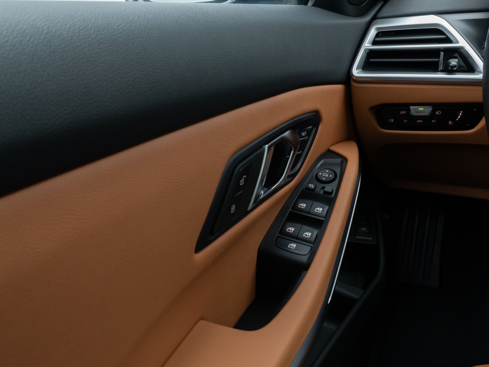 Fahrzeugabbildung BMW 330e M Sport Panorama 360°HUD HiFi AHK Komfort