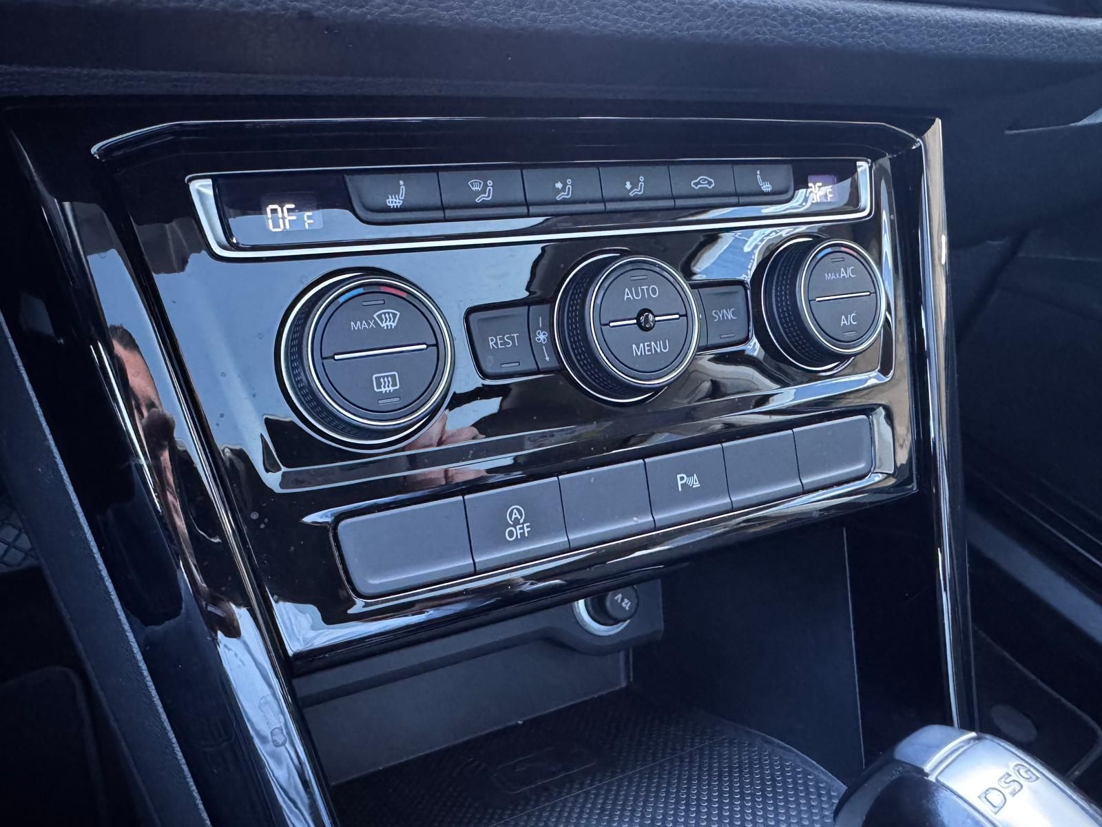 Fahrzeugabbildung Volkswagen Touran Highline 1.5 TSI EU6d-T OPF R-Line Pano