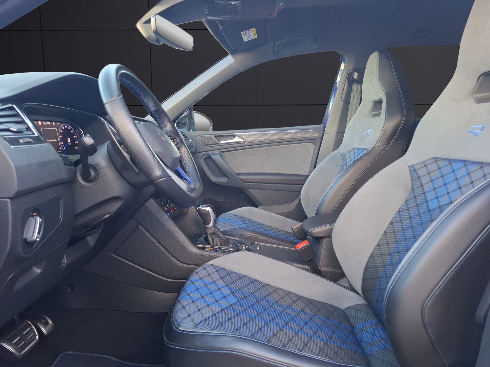 Fahrzeugabbildung Volkswagen Tiguan R DSG 4M Matrix AHK Navi AID ACC RFK SH 2