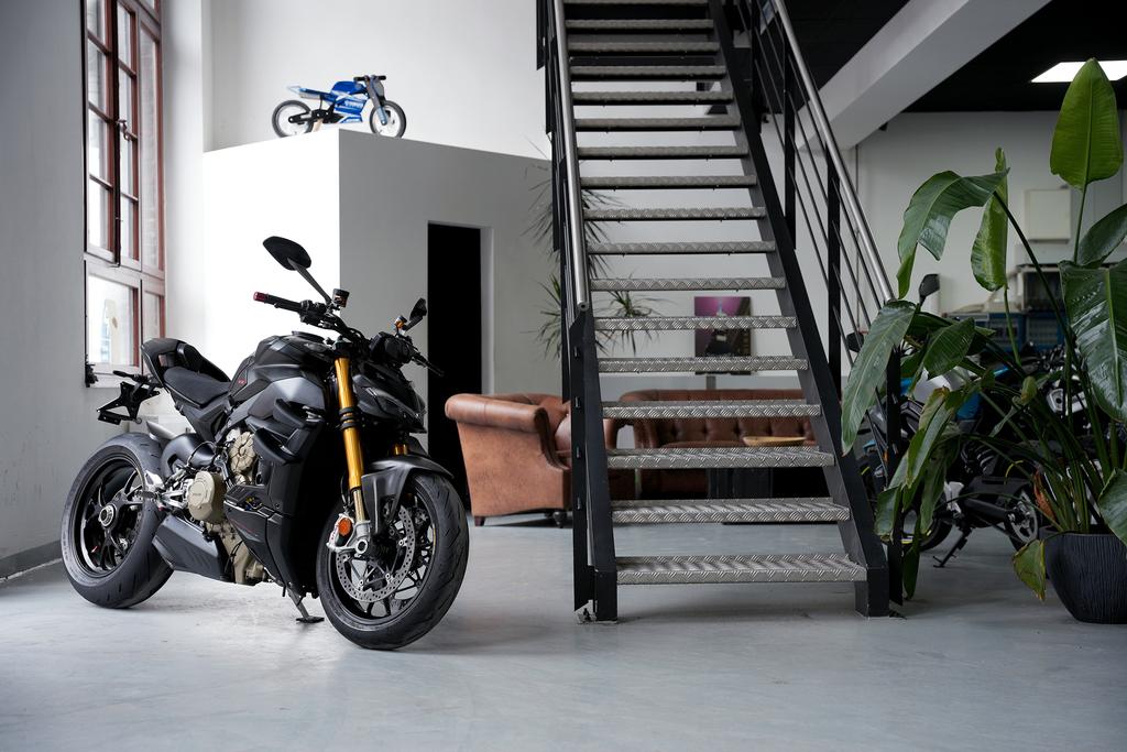 Ducati Streetfighter V4S Dark | Erst 5673 km | TOP |