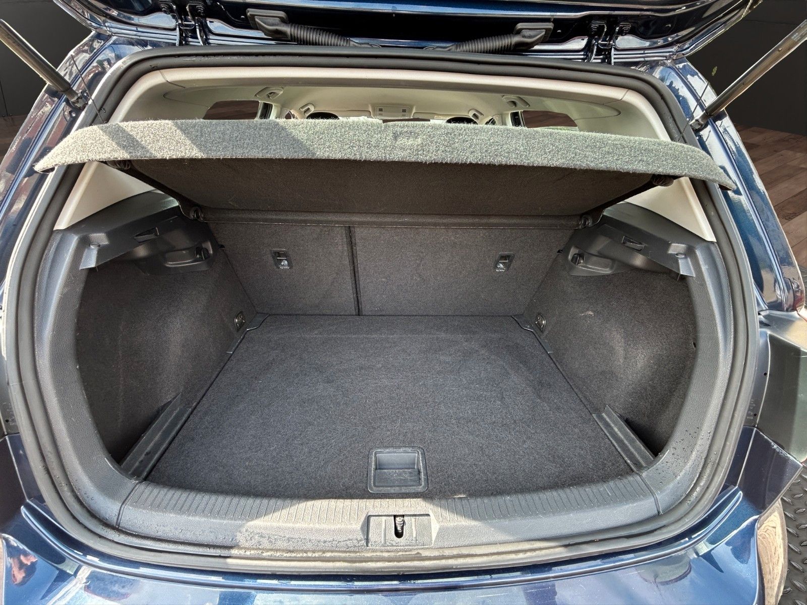 Fahrzeugabbildung Volkswagen Golf VII Lim. Trendline BMTKlimaaut./5Türig/