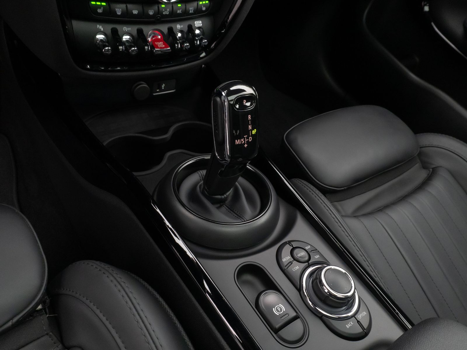 Fahrzeugabbildung MINI Cooper S Clubman H/K Panoram DAB HUD Kamera Voll