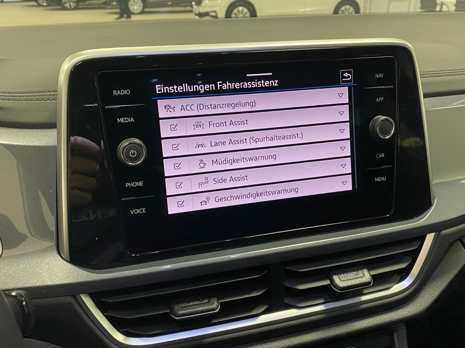 Fahrzeugabbildung Volkswagen T-Roc 1.5 TSI  DSG Style+Sportedition+Stauassist