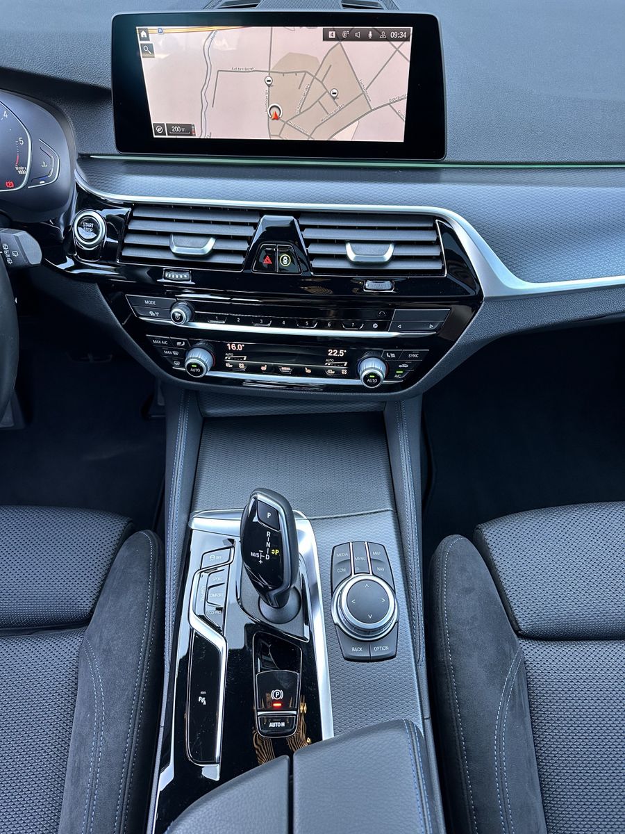 Fahrzeugabbildung BMW 520d Touring M-Sport NAV+LED+PANO+KAMERA+19ZOLL