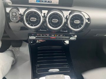 Fahrzeugabbildung Mercedes-Benz A 200  Aut. Progressive Navi SHZ LED PDC uvm.