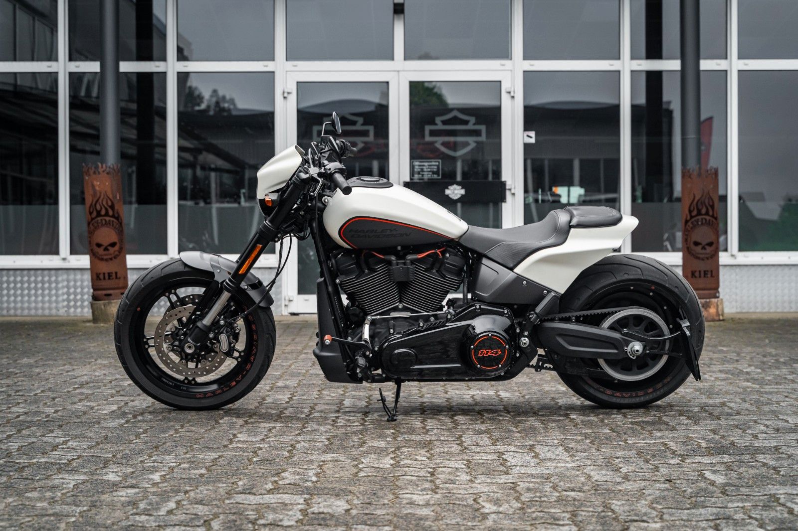Fahrzeugabbildung Harley-Davidson FXDRS 114 CUI - KESSTECH - SEITLICHER KZH