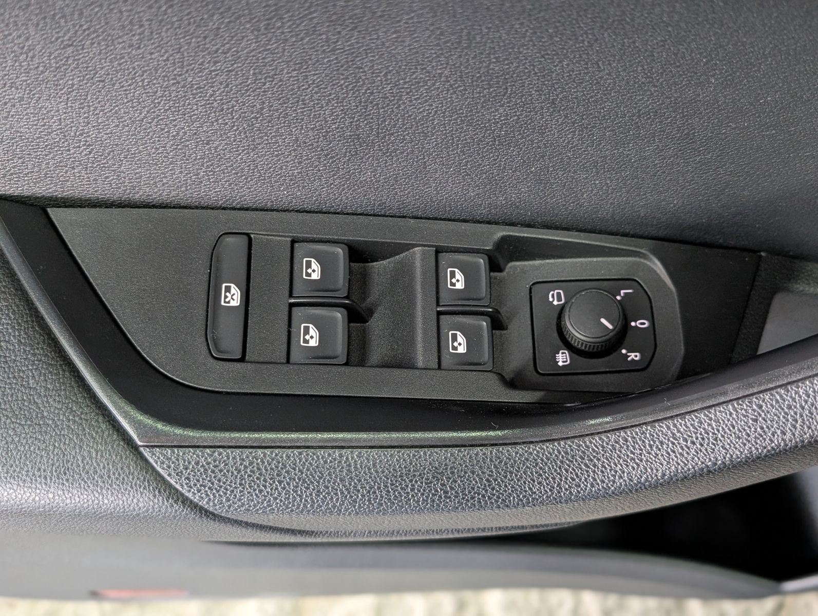 Fahrzeugabbildung SKODA Karoq Sportline 4x4 2.0 TSI ACC APP 4xSHZ AMBI