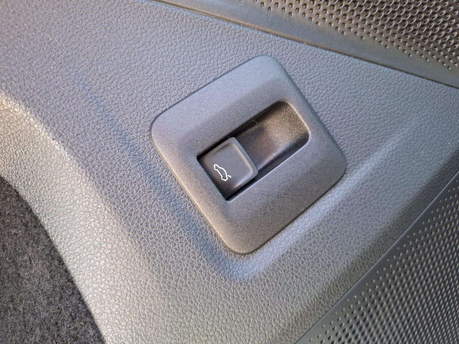 Fahrzeugabbildung Volkswagen Tiguan 2.0 TDI 4M R-Line BLACK*PAN*HK*AHK*MATRIX