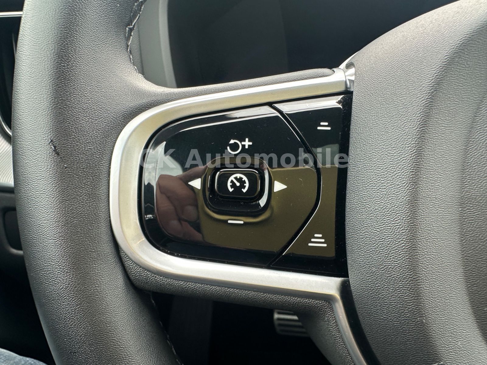 Fahrzeugabbildung Volvo XC60 R Design 2WD/Navi/Pano/Kamera/LED