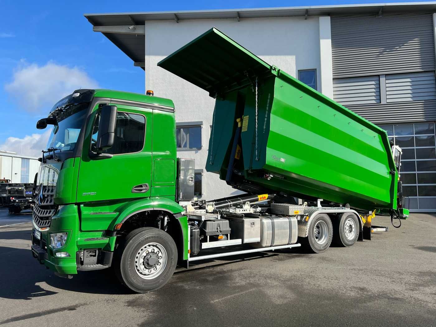 Fahrzeugabbildung Mercedes-Benz Arocs 2751 6x2 HAD / Abroller EBERT Fällbox Q150