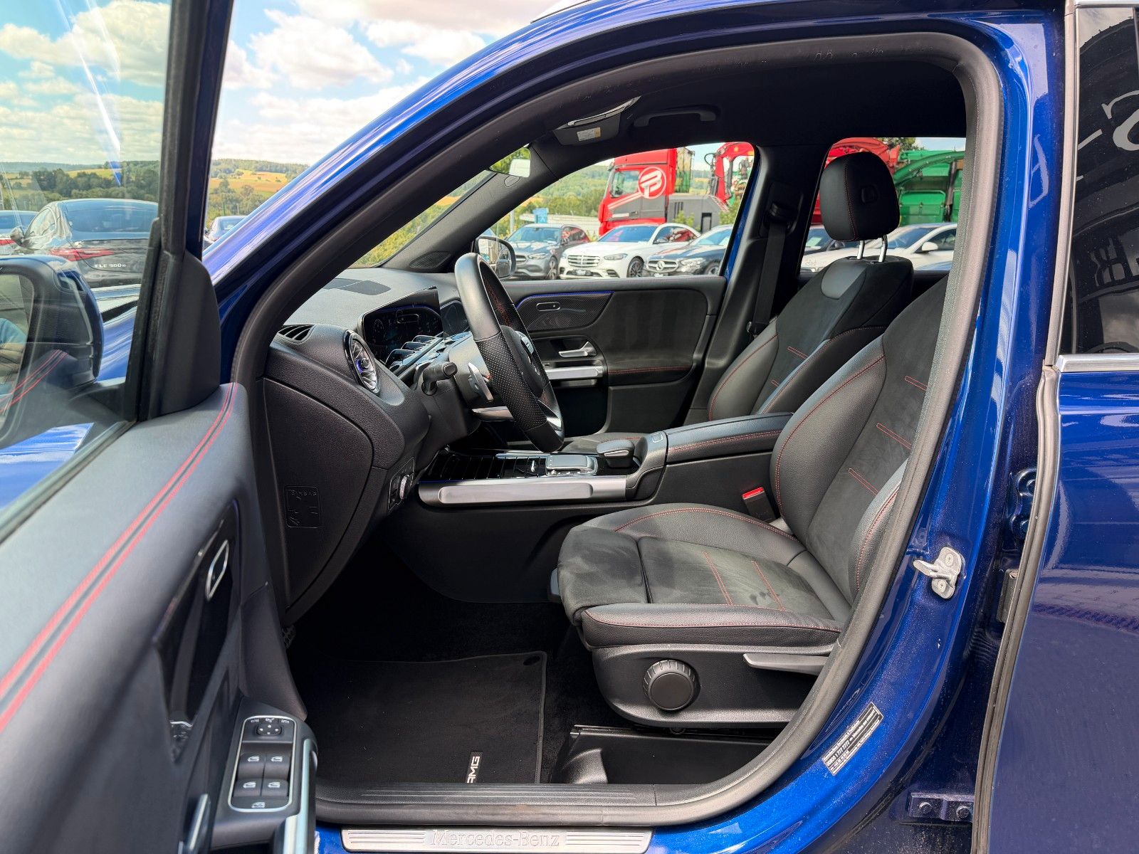 Fahrzeugabbildung Mercedes-Benz GLB 200 AMG MBUX+AMBIENTE+R-Kamera+Carbon+ALARM