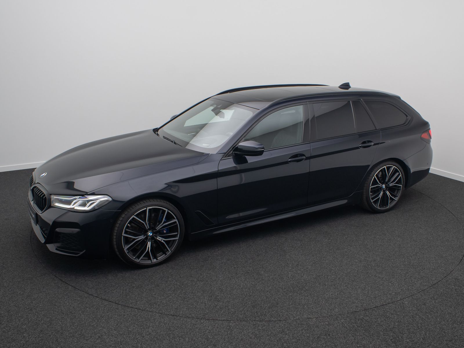 Fahrzeugabbildung BMW 540d xD M Sport Individual DAB AHK HUD H/K 20"