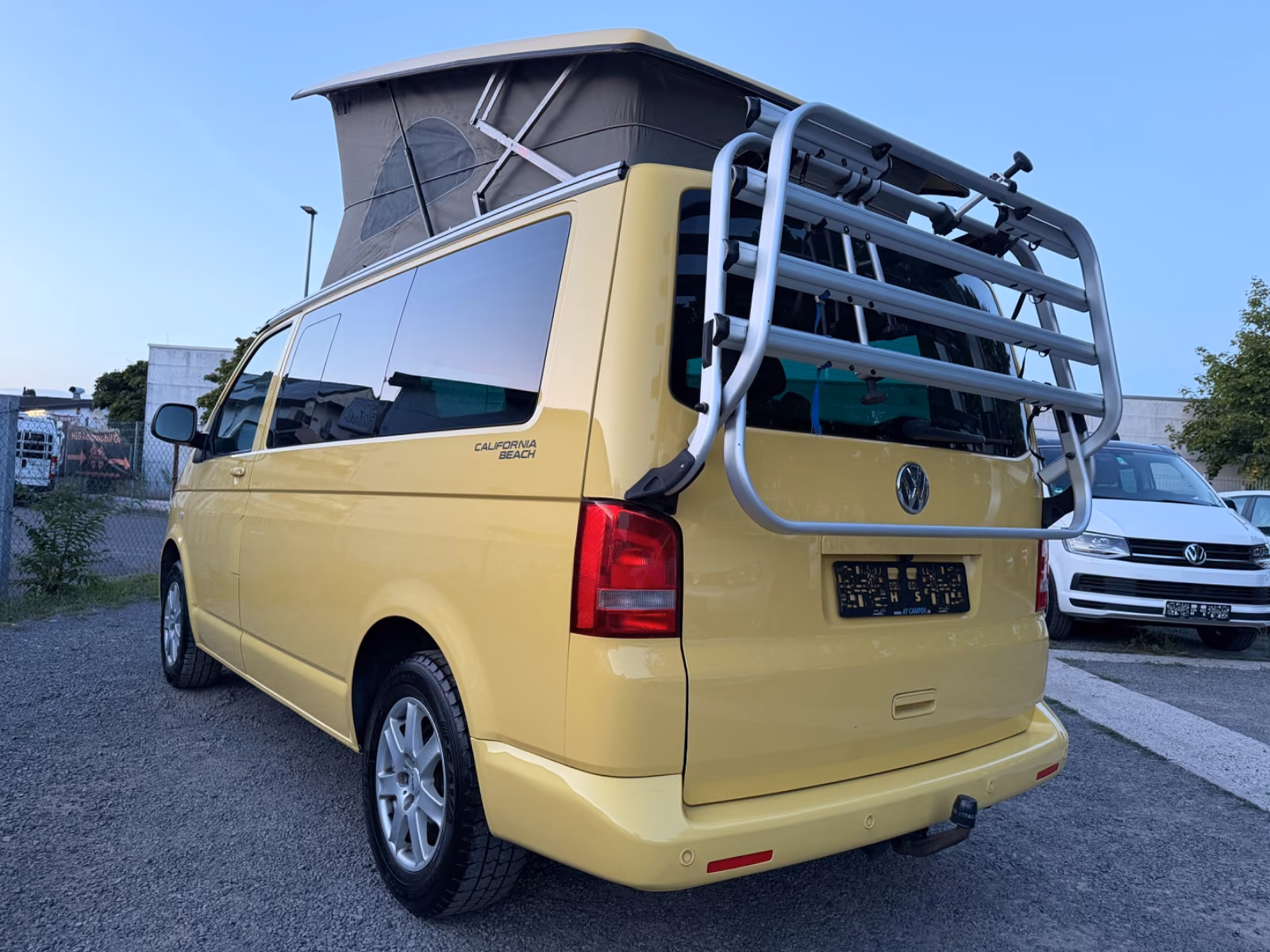 Volkswagen T5 California Beach 2.0 TDI 140 ch BVM / 1ère main / Toit relevable / Mini-cuisine / Chauffage auxiliaire