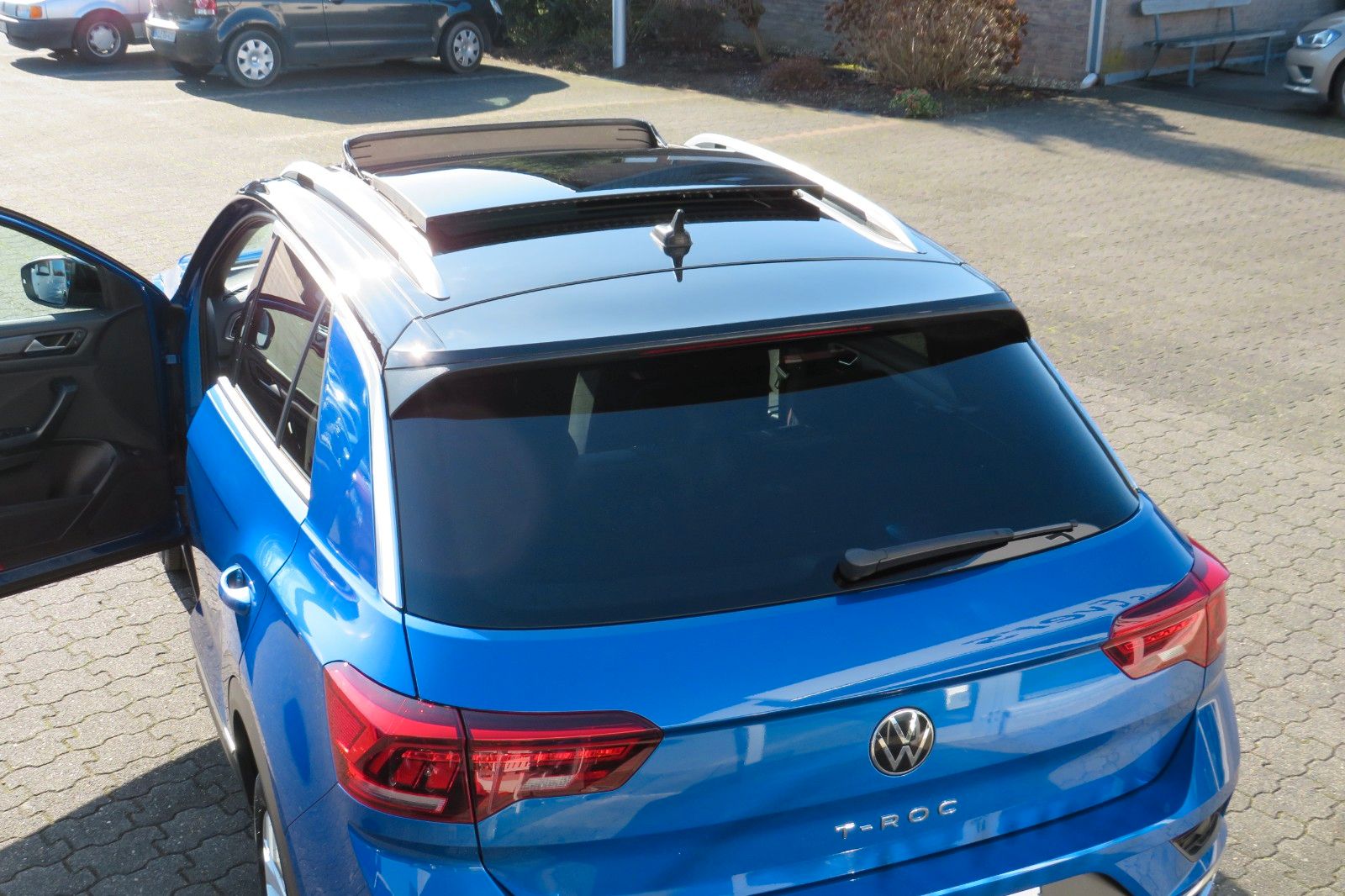 Fahrzeugabbildung Volkswagen T-Roc SPORT PANO AHK LED NAVI ACC PDC SITZH. 1.H